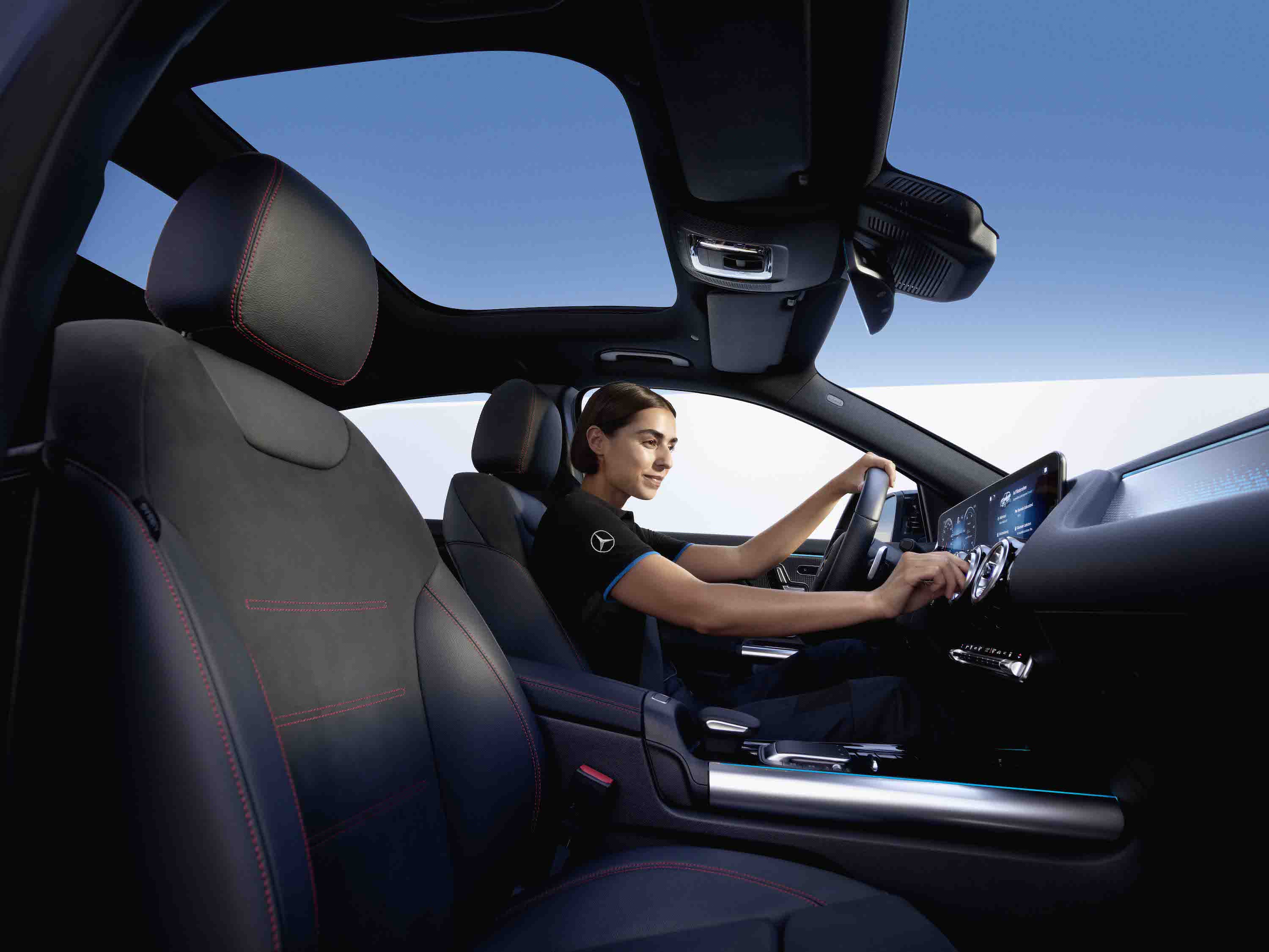 Filtru de aer pentru habitaclu | Mercedes-Benz Un tehnician care stă într-un autovehicul Mercedes-Benz și verifică filtrul de aer din habitaclu.