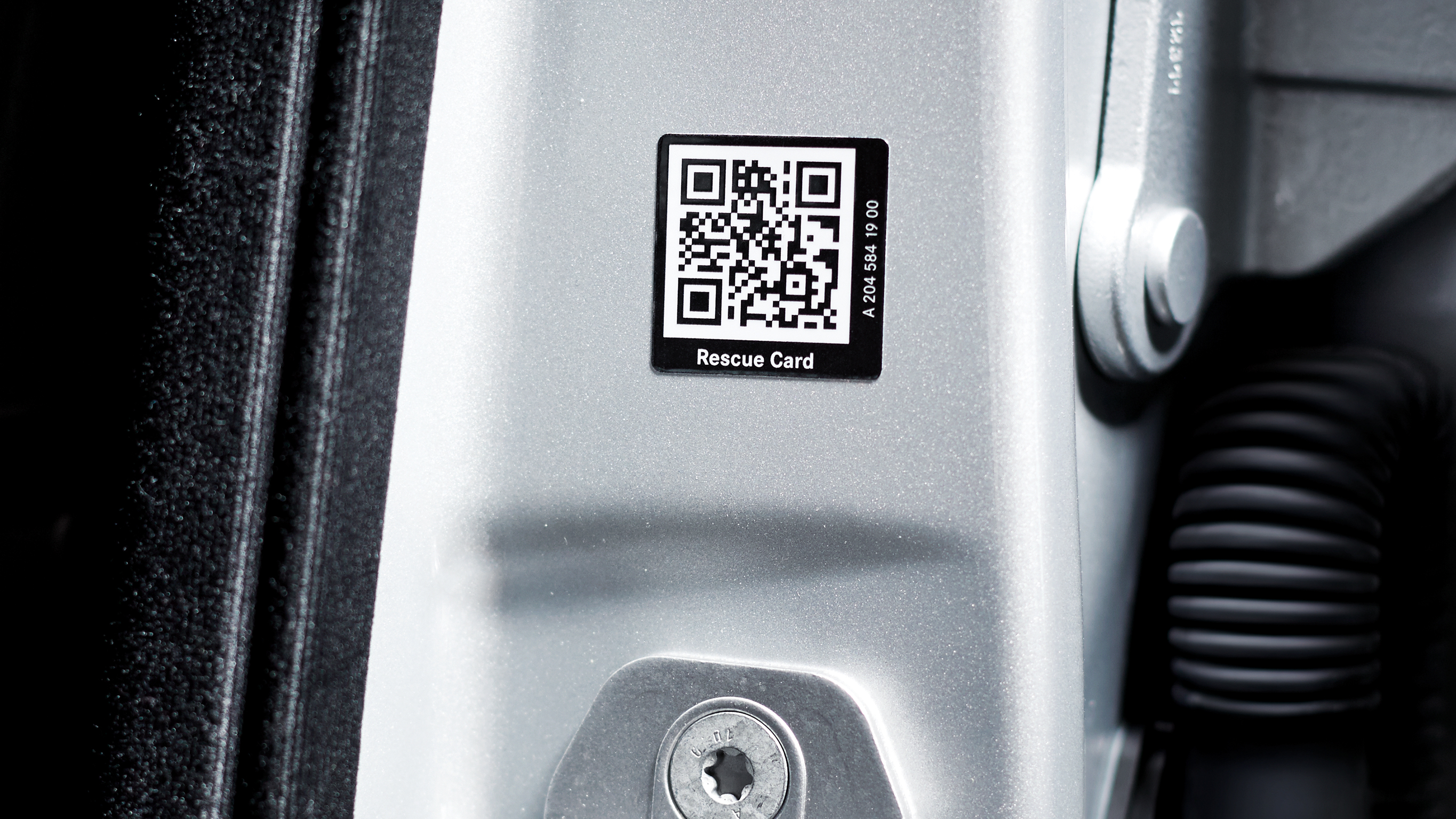 Autocolante pentru salvare | Mercedes-Benz Autocolantul pentru salvare din cadrul ușii autovehiculului tău Mercedes-Benz oferă vizualizarea corectă pentru salvarea cât mai rapidă posibil.