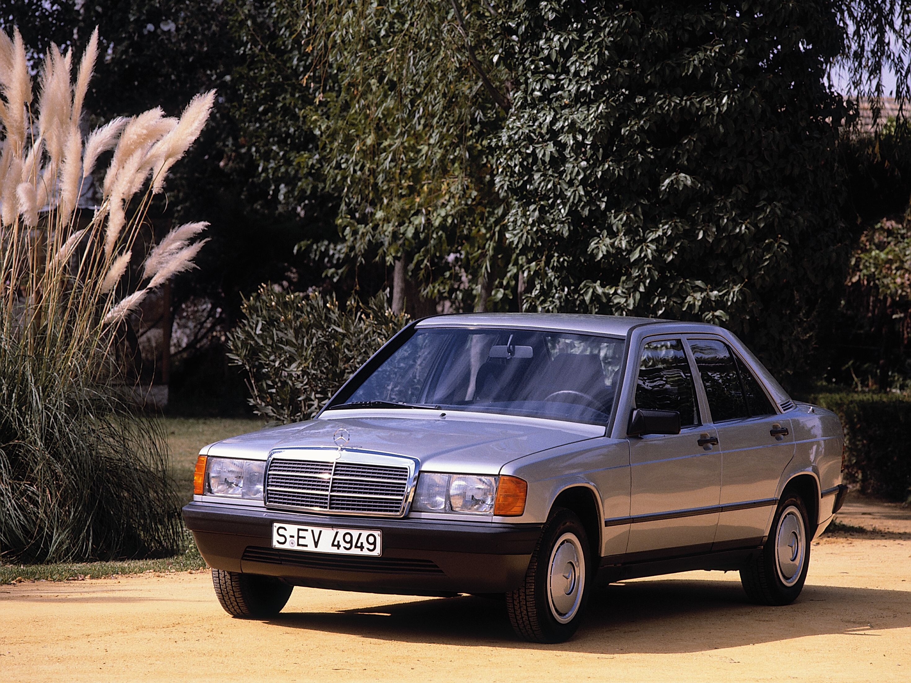 Mercedes-Benz 190 E, limuzina din clasa compactă a seriei constructive 201