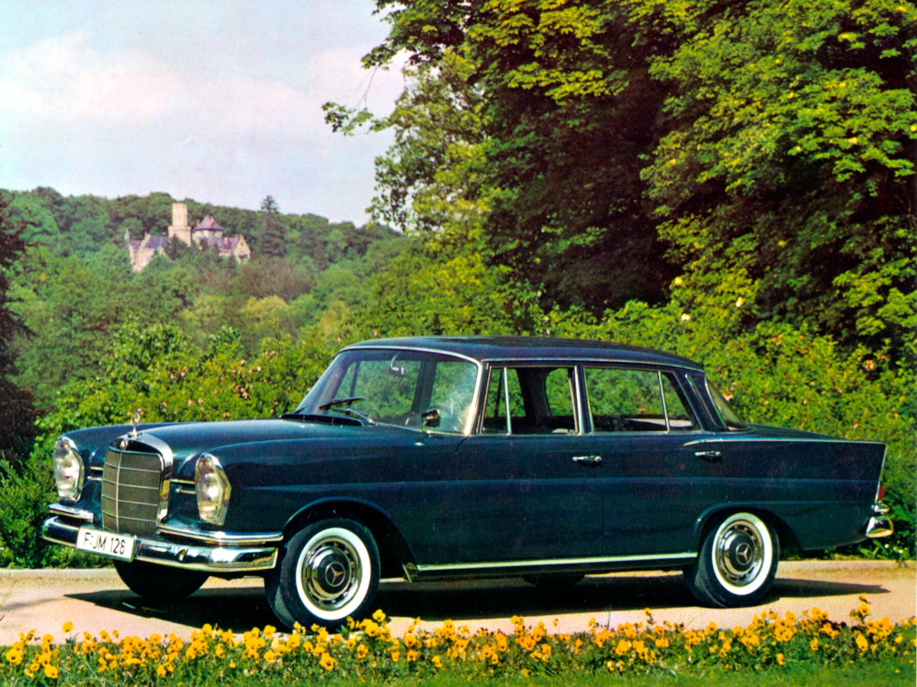 „Mercedes cu aripioare hayon” Mercedes-Benz 220 SEb W 111