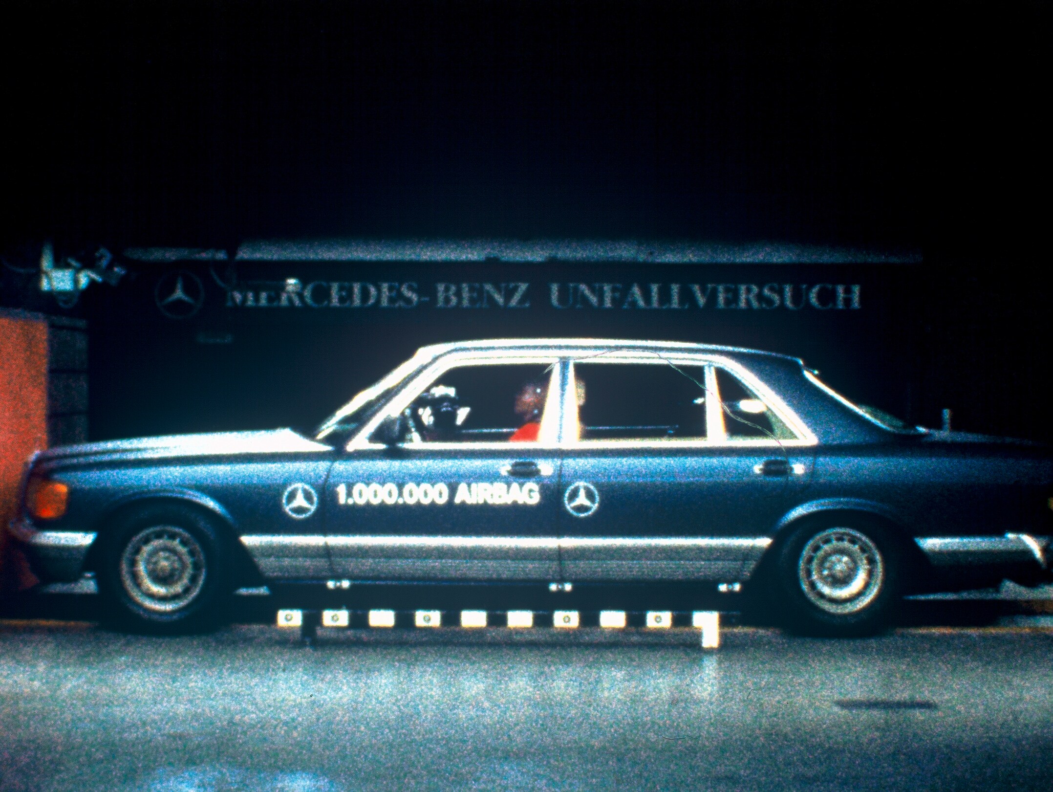 Test de coliziune 500 SEL cu airbag în centrul de teste Sindelfingen