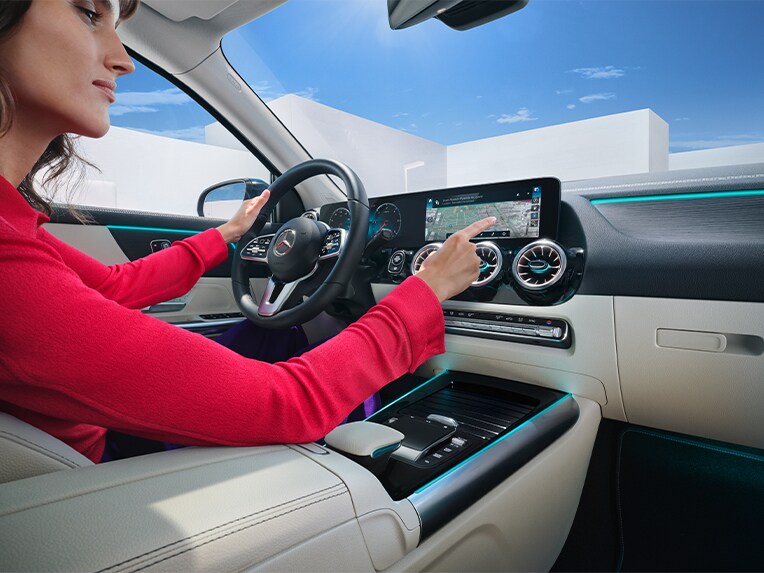 Căutarea online ca parte a diverselor extraopțiuni digitale de la Mercedes-Benz.