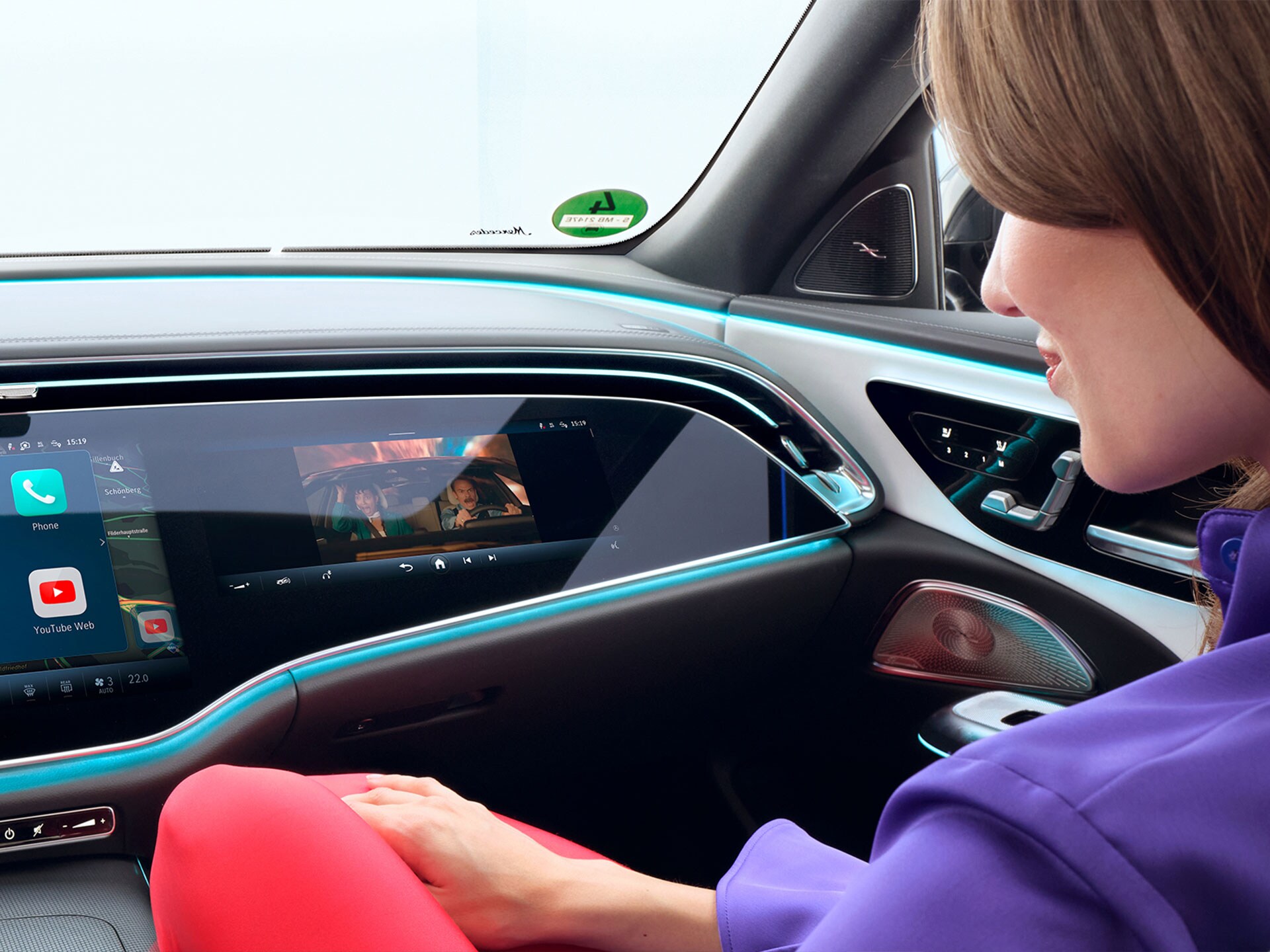 Streaming video cu MBUX în interiorul unui Mercedes-Benz.