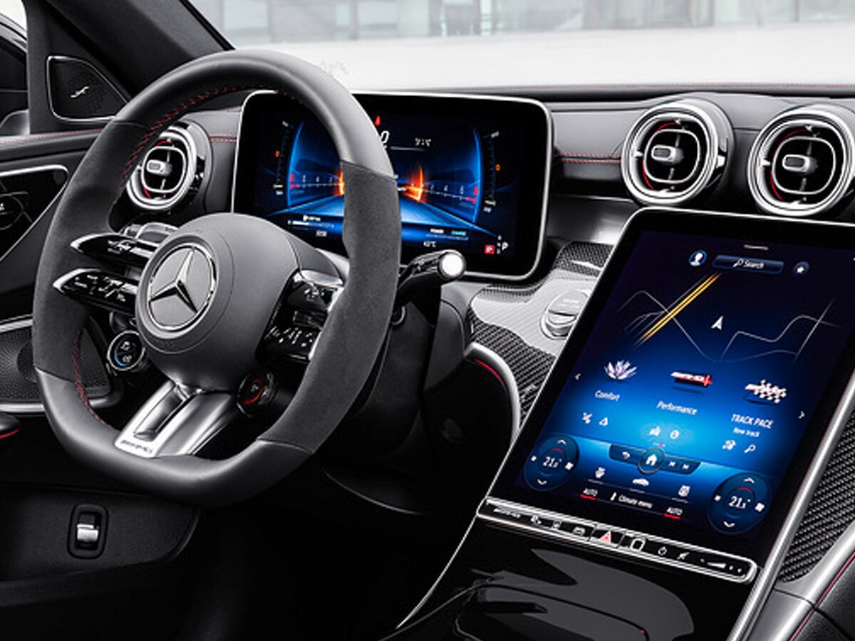 Clientul face o cursă de probă cu un Mercedes-Benz