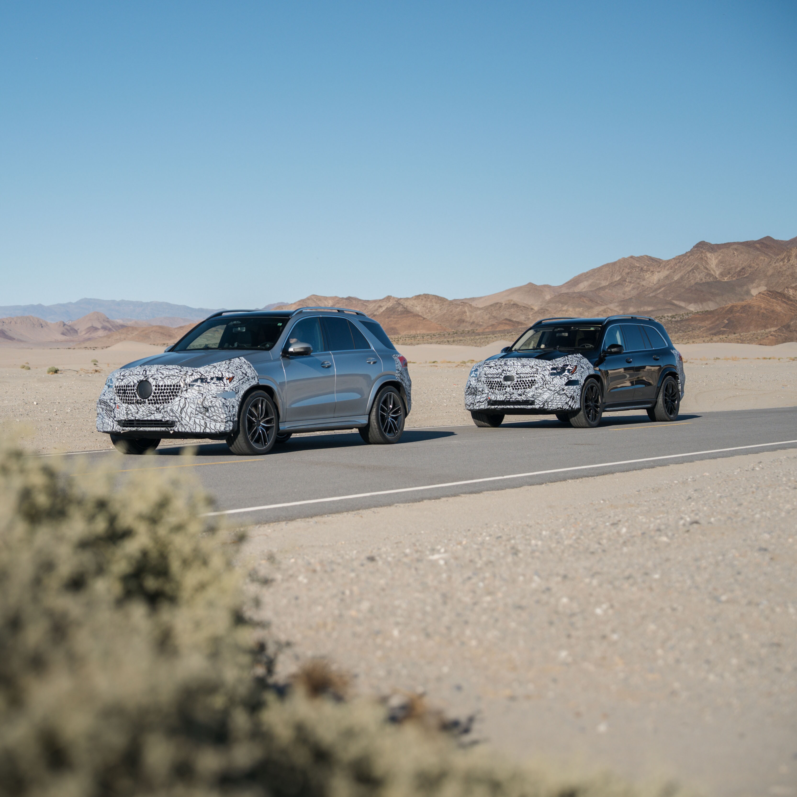 Noile modele GLE și GLS conducând în deșert.