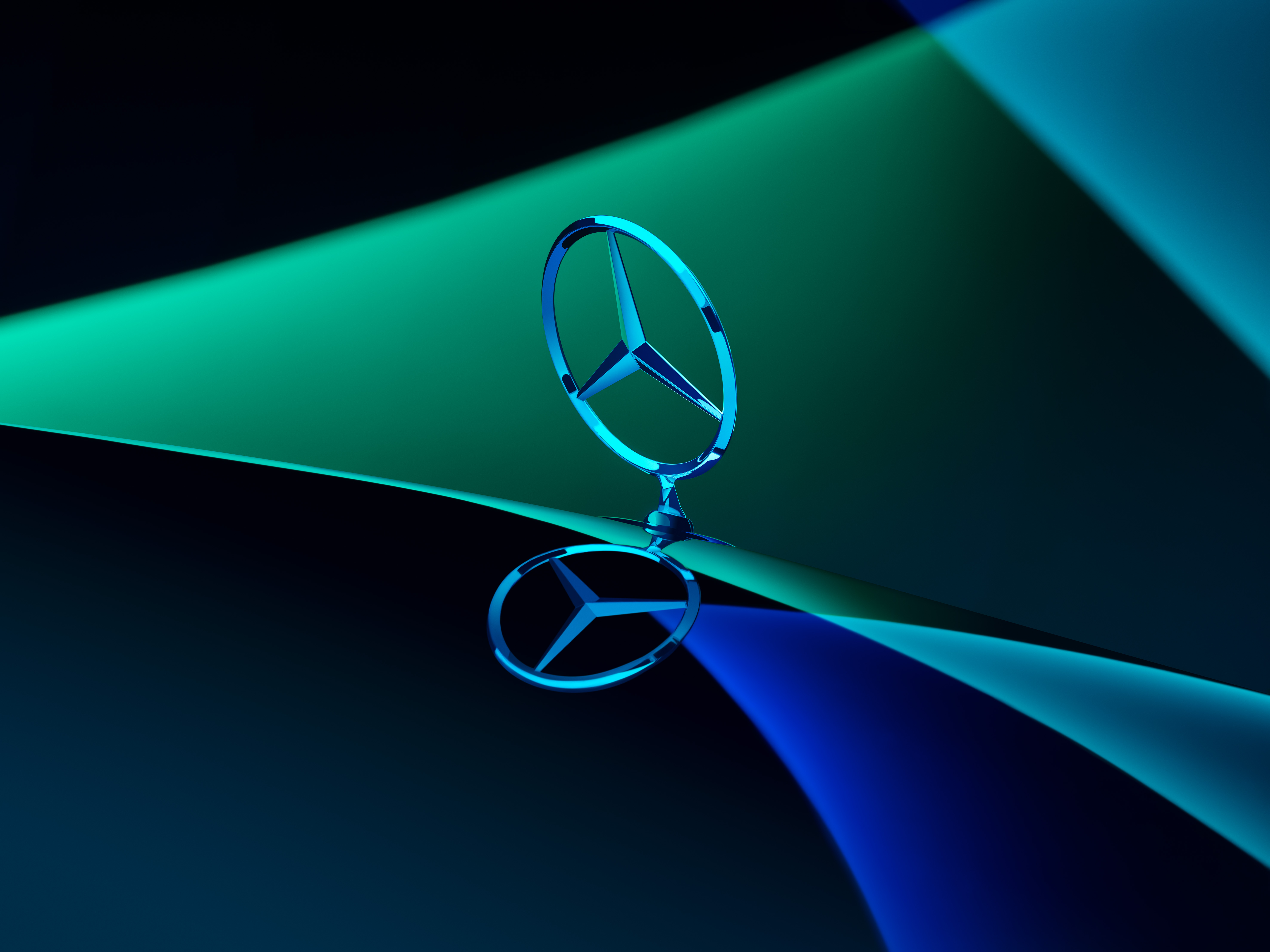 Et symbol på elegance: Mercedes-Benz stjernen på fronthjelmen. Et symbol på elegance: Mercedes-Benz stjernen på fronthjelmen.