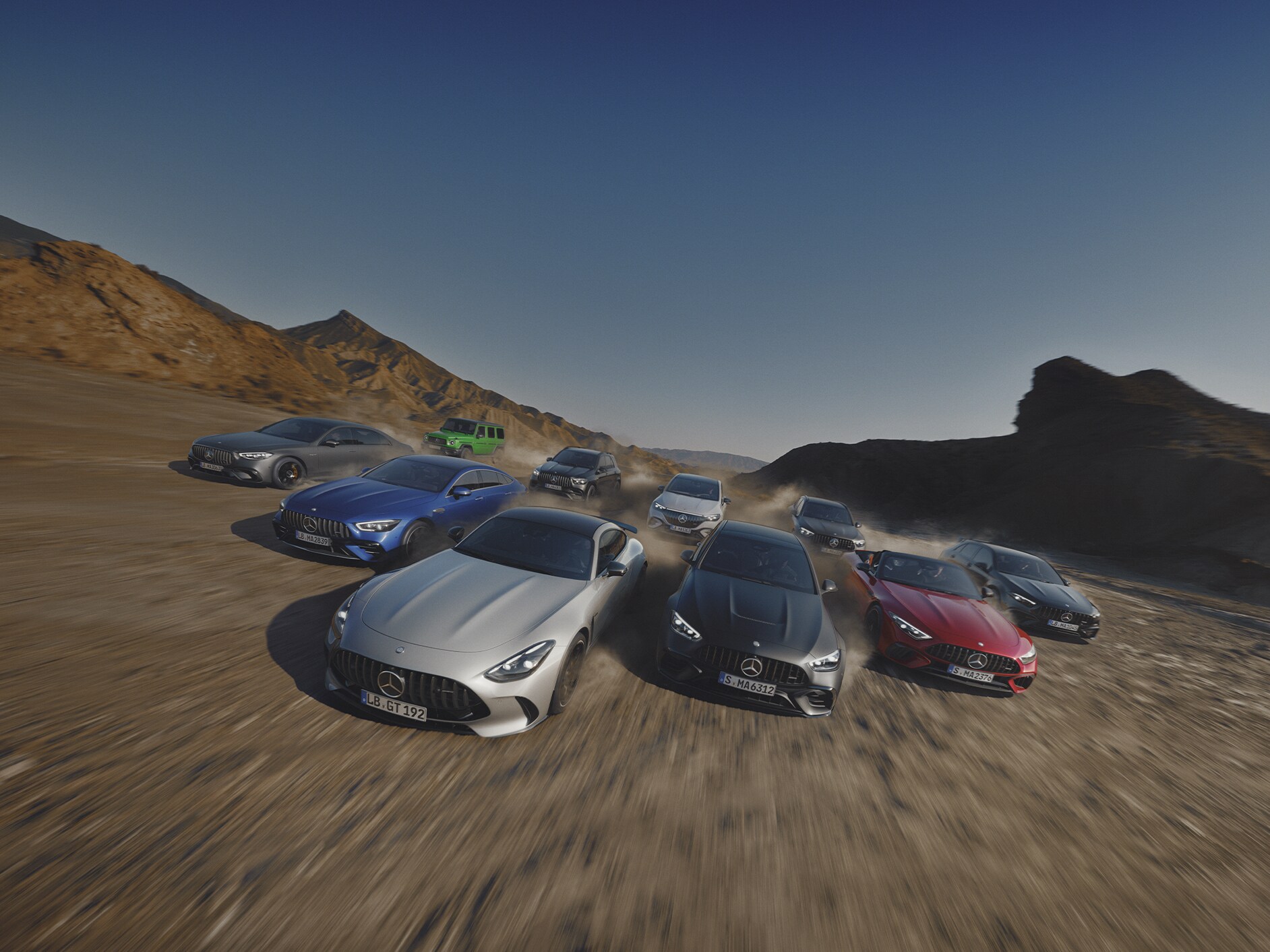 Mai multe autovehicule Mercedes-AMG dintr-o frontală.