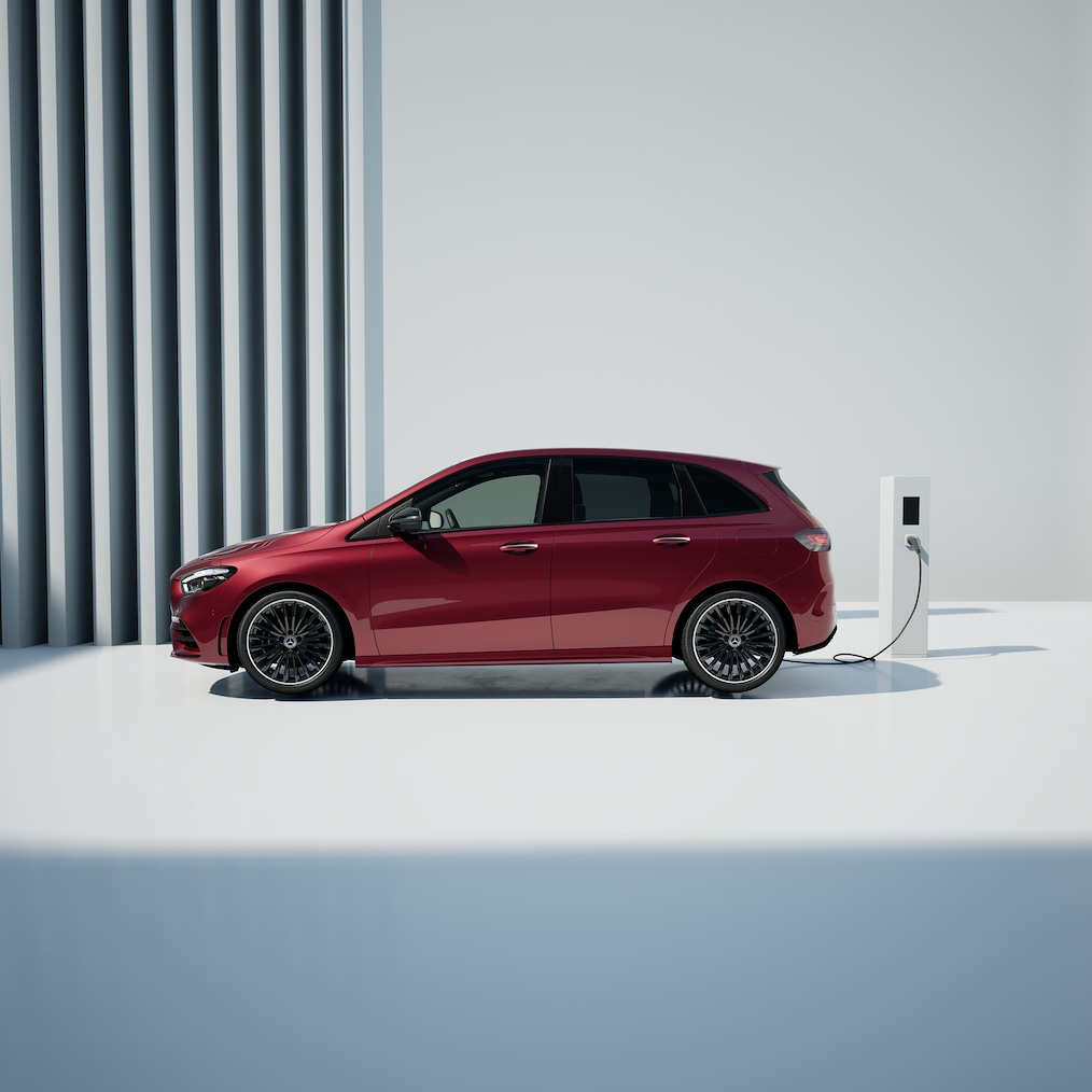 Modelul Mercedes-Benz Clasa B Plug-in Hybrid în timpul încărcării la o stație de încărcare publică.