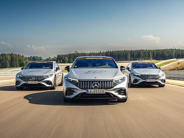 Mercedes-AMG GT R în vedere frontală, deplasându-se pe o stradă.