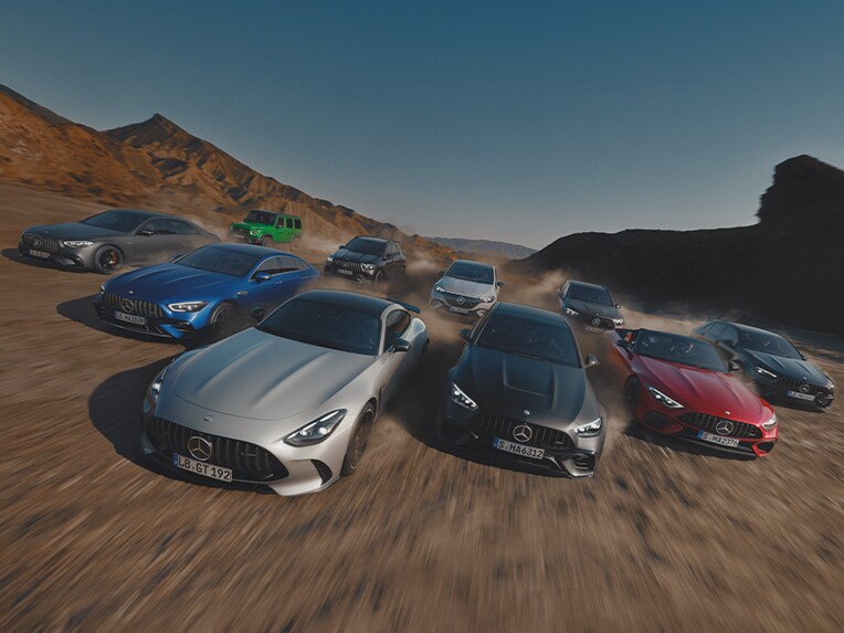 Un grup de modele Mercedes-AMG.
