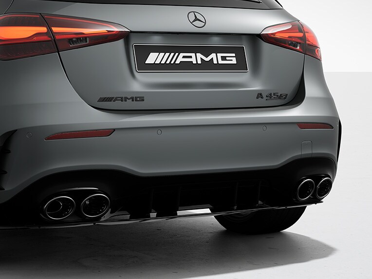 Partea din spate a modelului Mercedes-AMG Clasa A Limuzină compactă cu AMG Real Performance Sound.