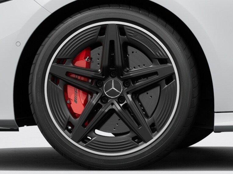 Jantele AMG din aliaj ușor de 48,3 cm (19 inch) cu design în 5 spițe duble, ale modelului Mercedes-AMG Clasa A Limuzină compactă.
