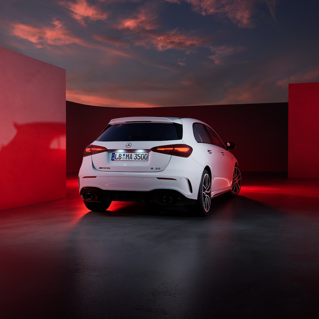 Vedere frontal-laterală a unui model Mercedes-AMG A 35 4MATIC.