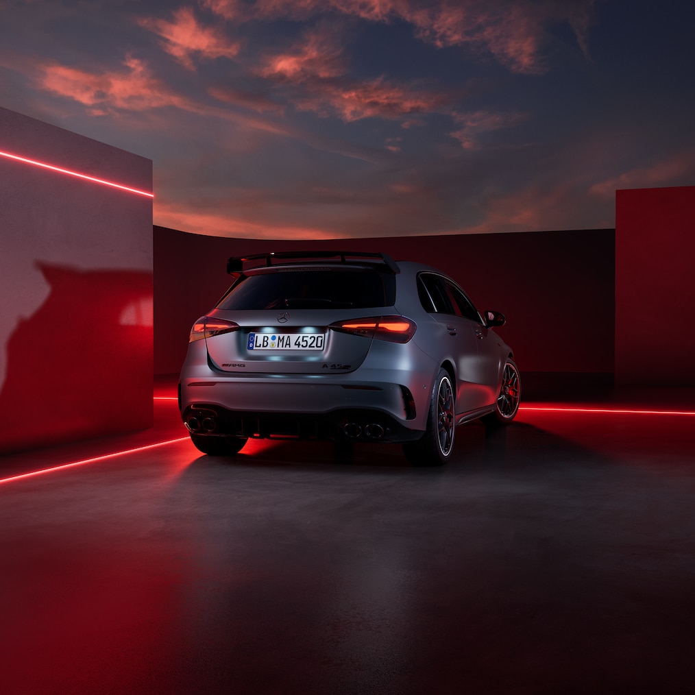 Vedere frontal-laterală a unui model Mercedes-AMG A 45 S 4MATIC+.