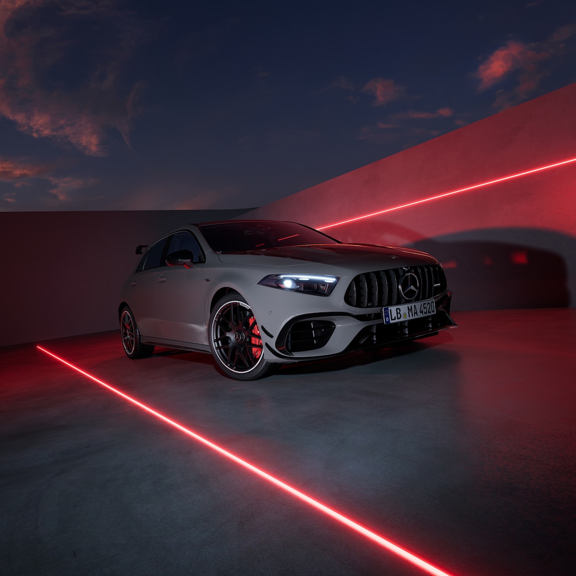 Modelul Mercedes-AMG Clasa A cu Pachet AMG Design Plus.
