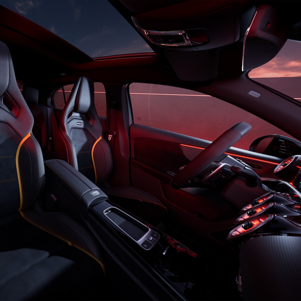 Interiorul modelului Mercedes-AMG Clasa A cu scaune AMG Performance și volan AMG Performance.