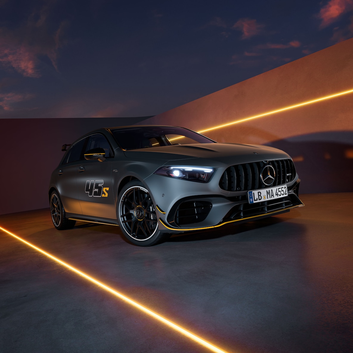 Modelul Mercedes-AMG A 45 S 4MATIC+ Final Edition în culoarea MANUFAKTUR gri montan MAGNO sau night black.