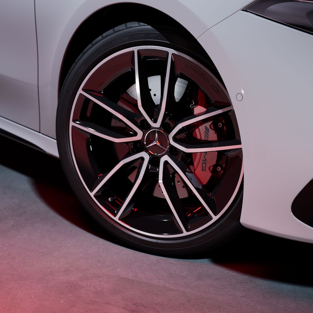 Vedere detaliată a roților unui Mercedes-AMG A 35 4MATIC.