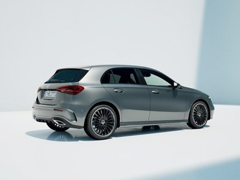 Modelul Clasa A Limuzină compactă de la Mercedes-Benz în vedere lateral-spate.