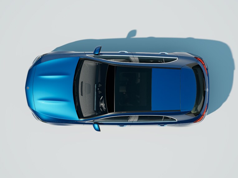 Modelul Clasa A Limuzină compactă de la Mercedes-Benz într-o vedere de sus.