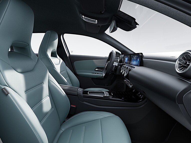 Habitaclul modelului Clasa A Limuzină compactă de la Mercedes-Benz cu linia de echipare AMG Line.