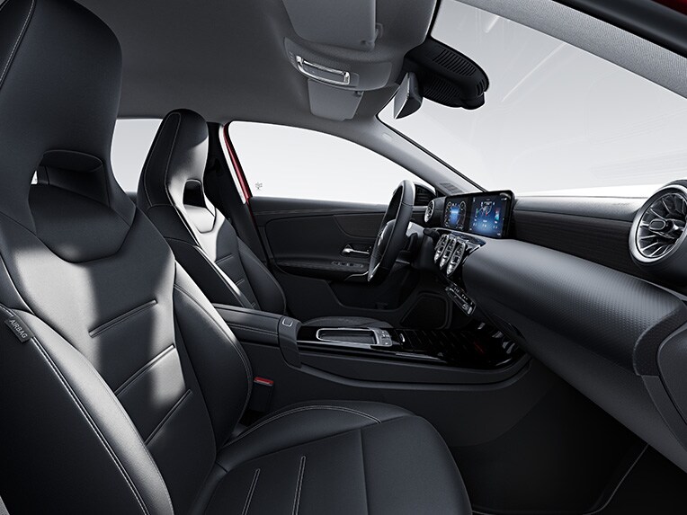 Interiorul modelului Clasa A Limuzină compactă de la Mercedes-Benz cu linia de echipare Progressive.
