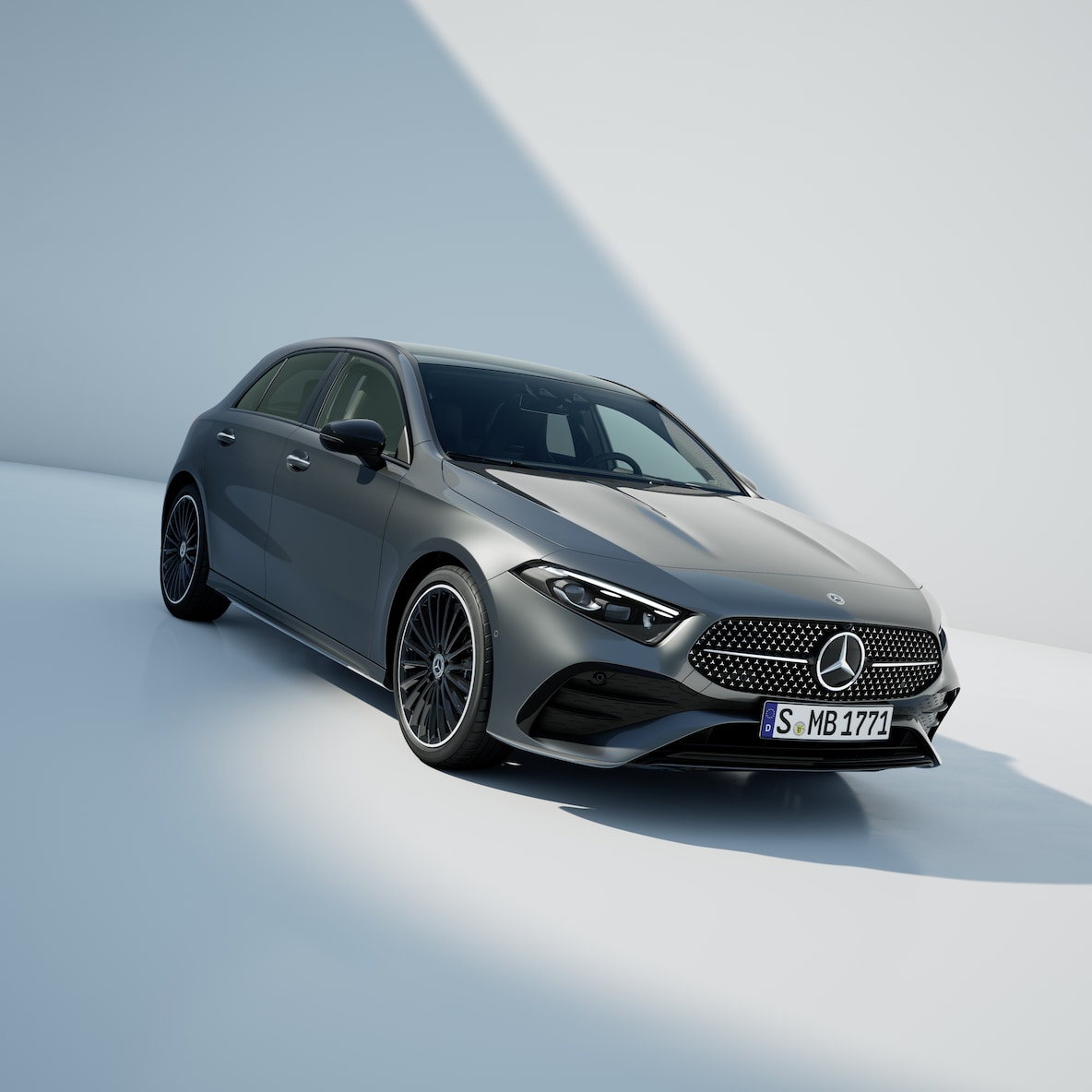 Perspectivă frontal-laterală a modelului Mercedes-Benz Clasa A.
