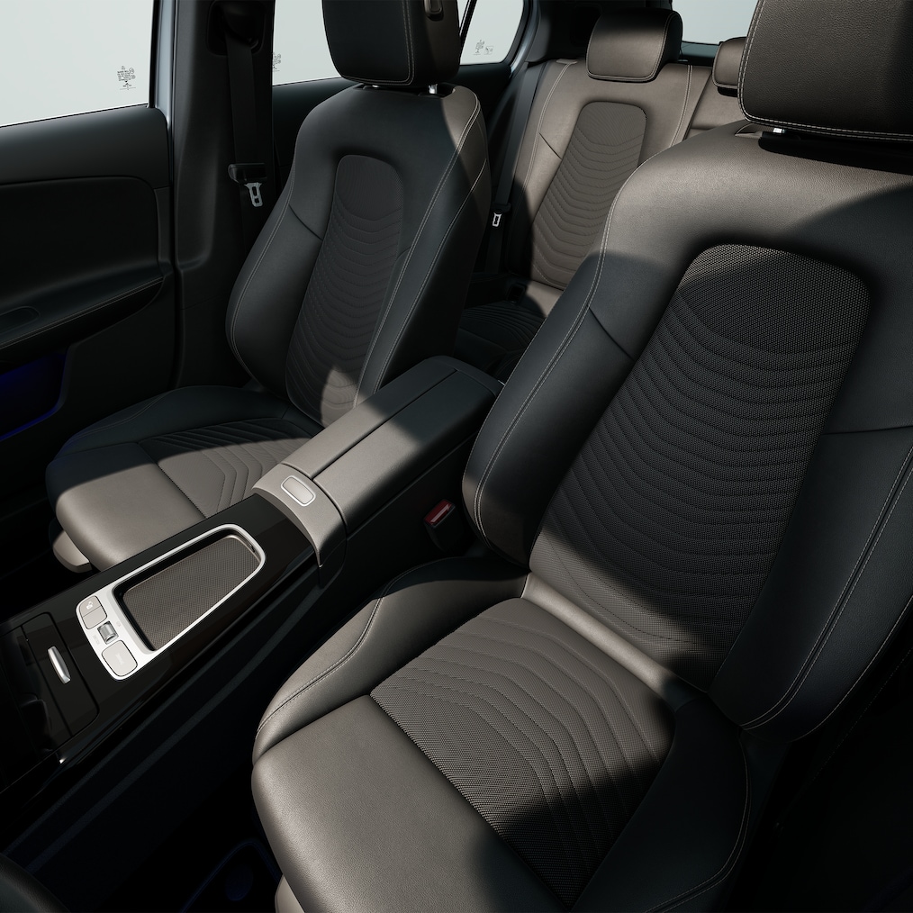 Interiorul modelului Mercedes-Benz Clasa A cu accent pe echipare media.