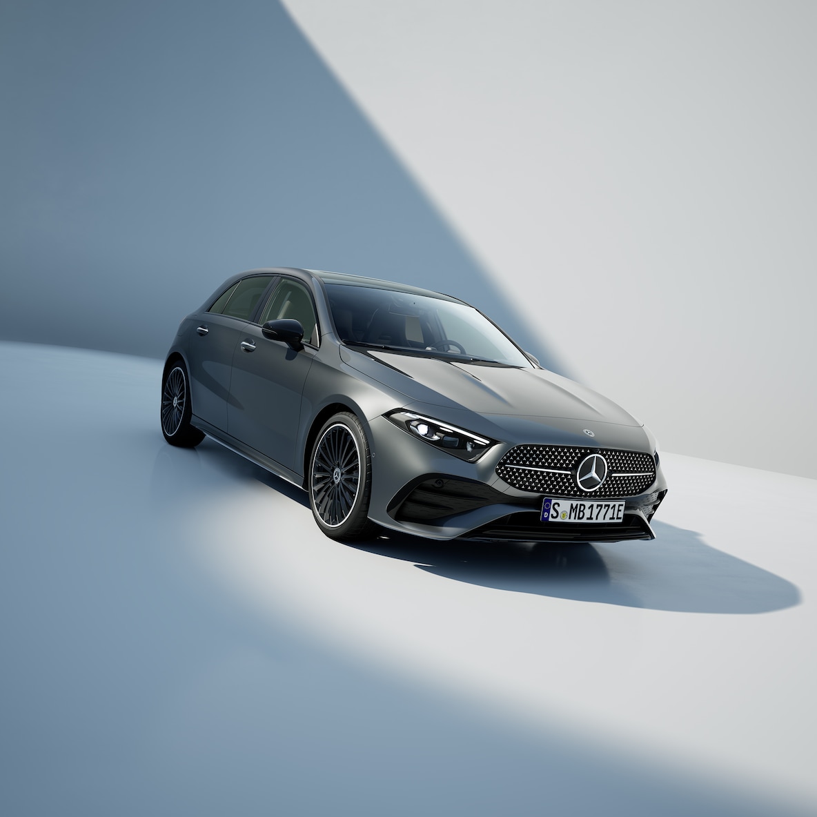 Perspectivă frontal-laterală a modelului Mercedes-Benz Clasa A.