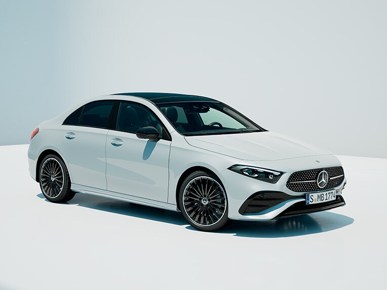 Modelul Clasa A Limuzină de la Mercedes-Benz în vedere frontală.