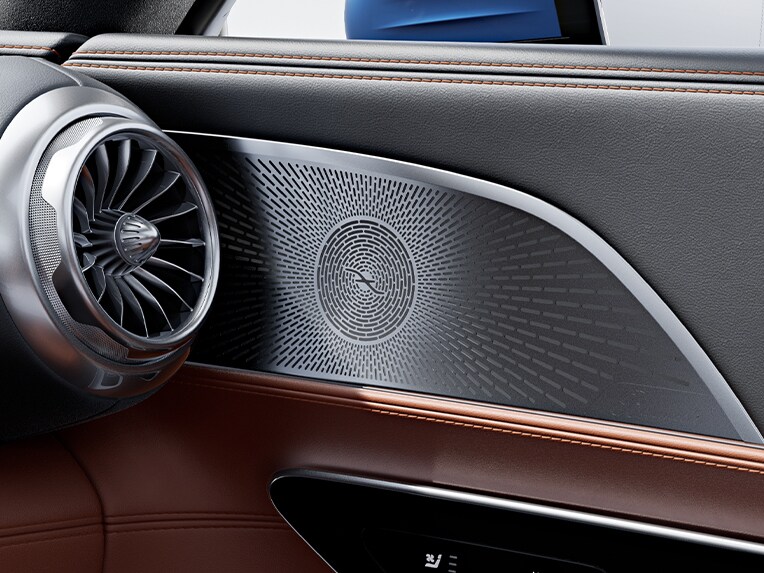 Difuzoarele sistemului de sunet Surround de înaltă fidelitate Burmester® 3D ale noului Mercedes-AMG GT Coupé.