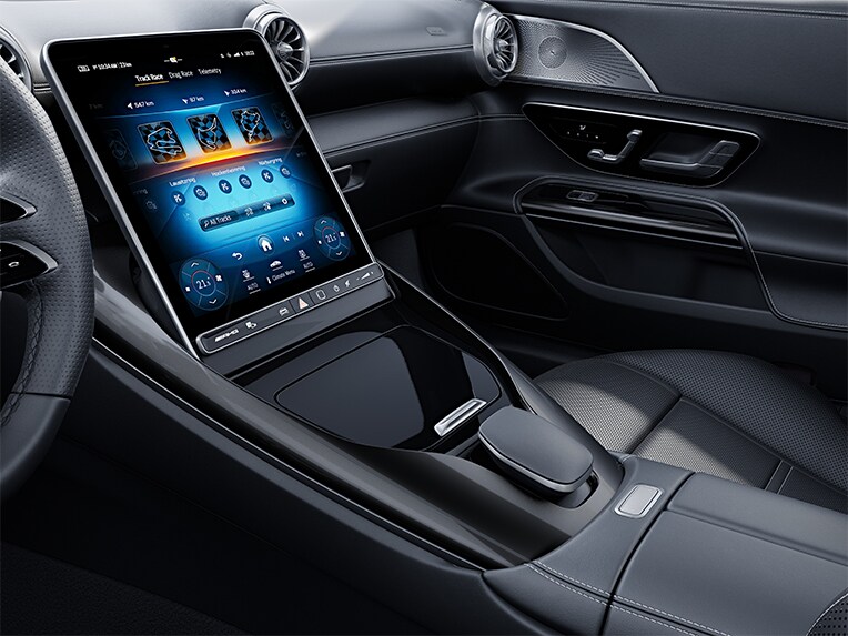 Elementele decorative MANUFAKTUR în negru cromat din noul Mercedes-AMG GT Coupé.