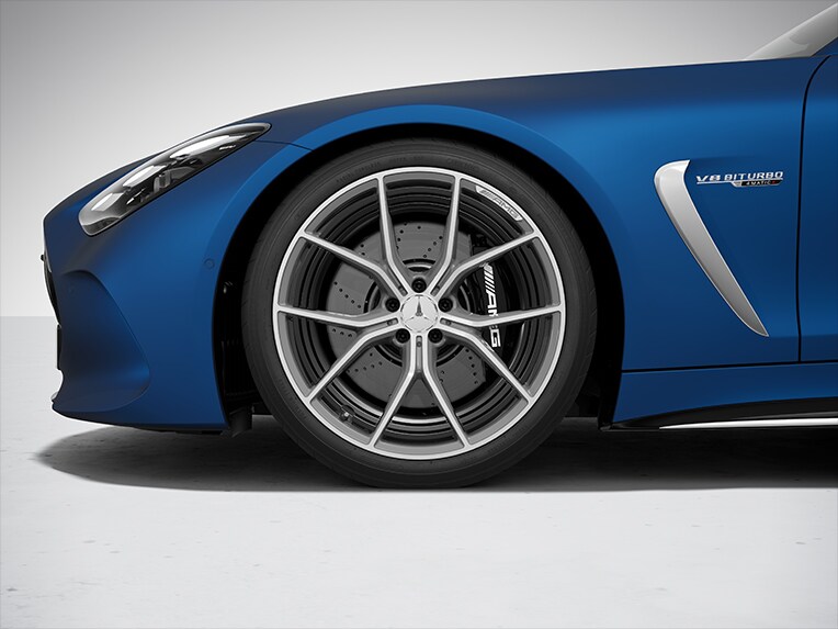 Etrierele de frână vopsite în negru ale noului Mercedes-AMG GT Coupé.
