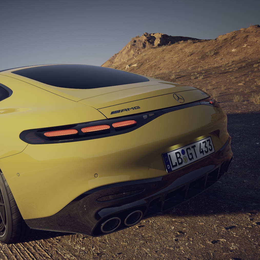 Fotografie din timpul condusului a modelului Mercedes-AMG GT 43 Coupé, văzut din spate cu eleronul spate extins.