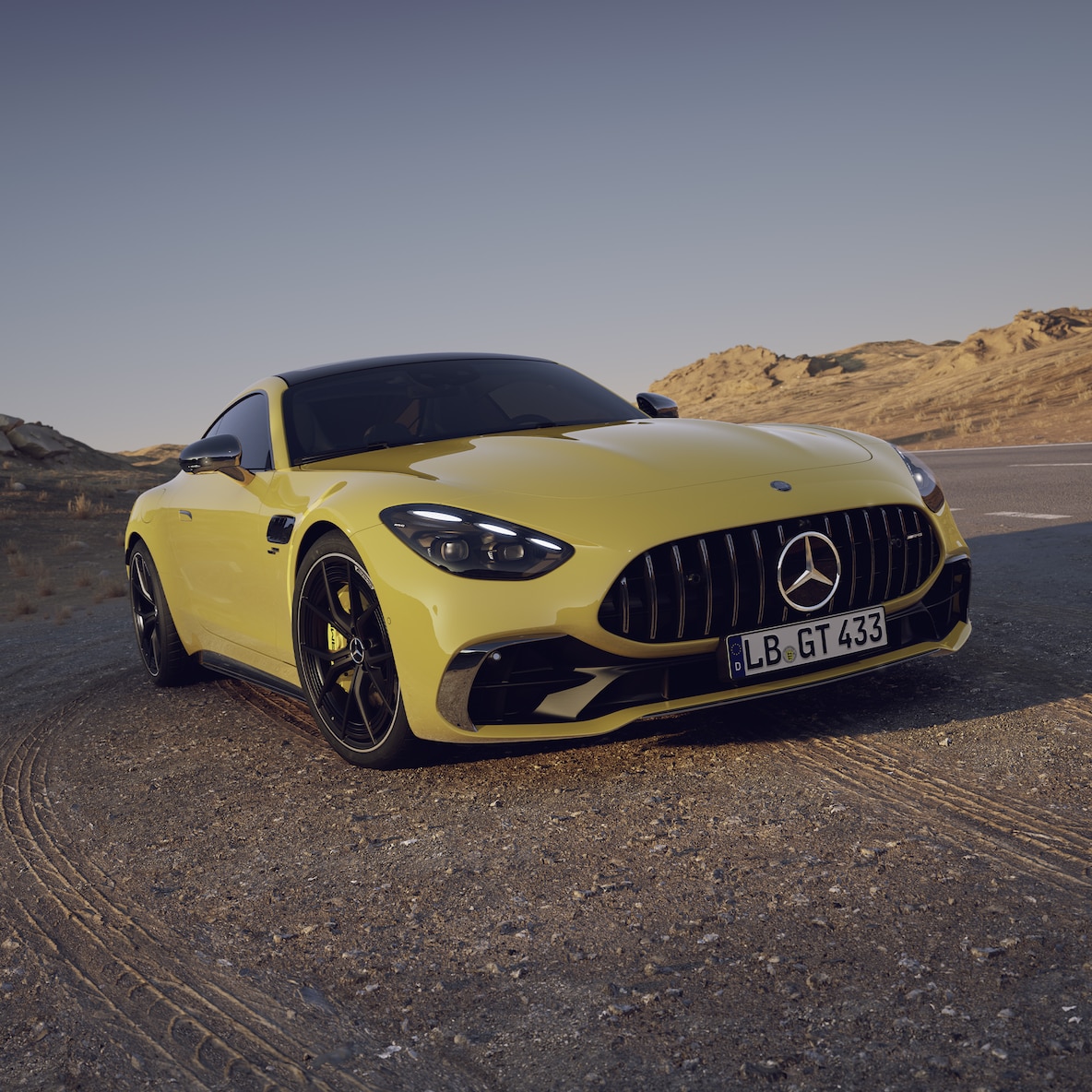 Perspectivă laterală a exteriorului modelului Mercedes-AMG GT 43 Coupé.