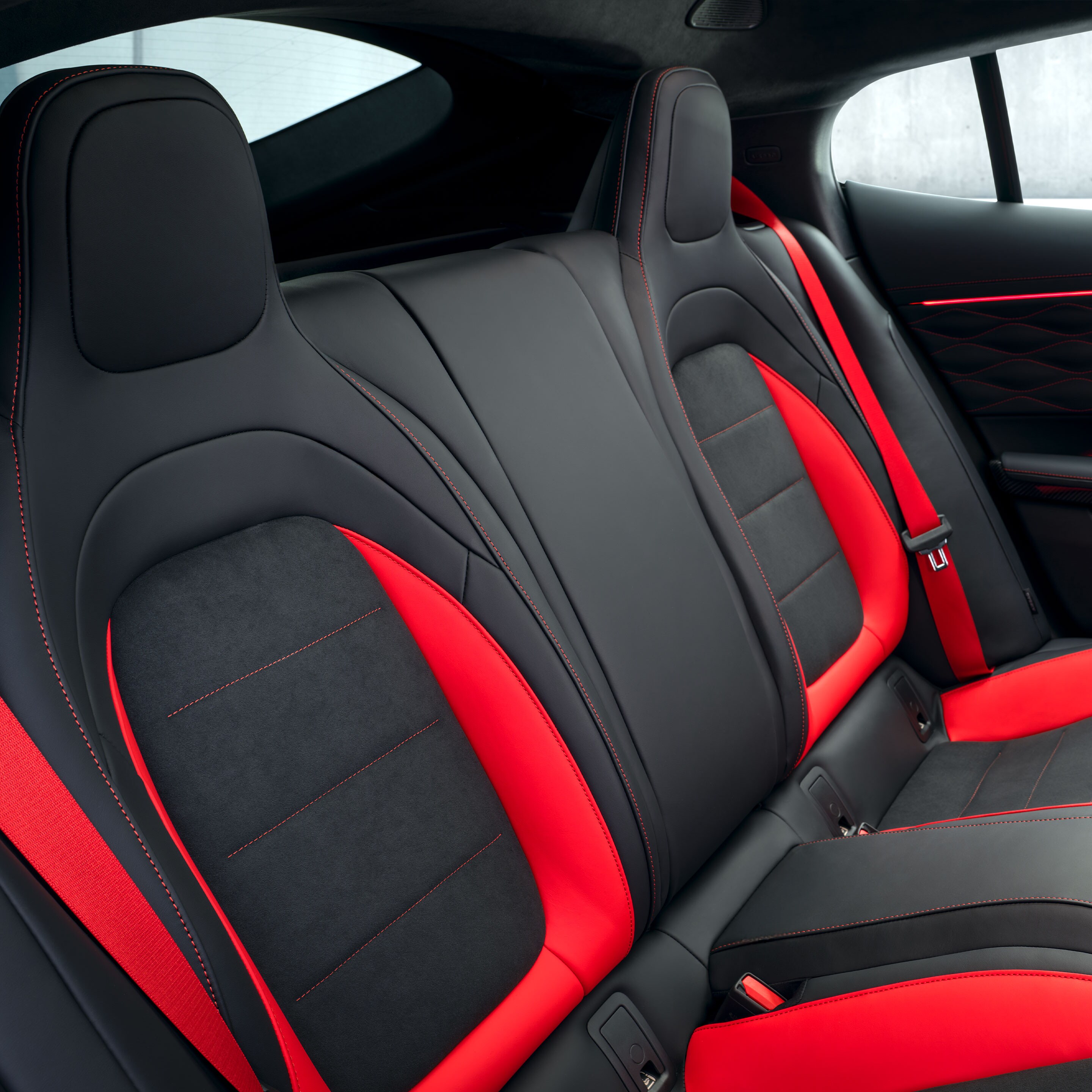 Confortul scaunelor din spate în noul GT Coupé cu 4 uși de la Mercedes-AMG.