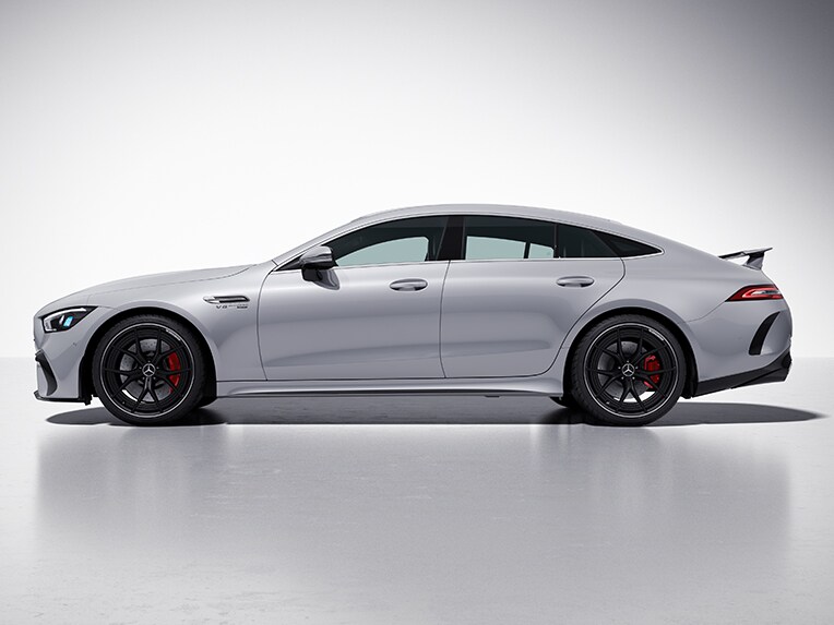 O vedere frontal-laterală a modelului Mercedes-AMG GT Coupé cu 4 uși cu pachet aerodinamică AMG .