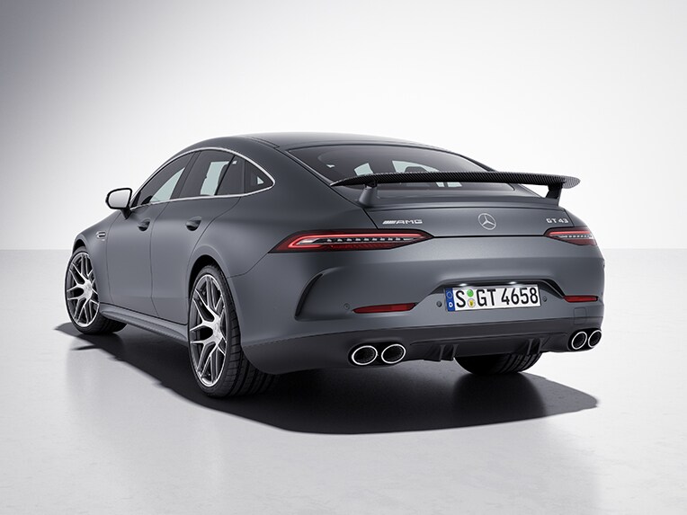 O vedere frontal-laterală a modelului Mercedes-AMG GT Coupé cu 4 uși cu pachet AMG Carbon exterior.