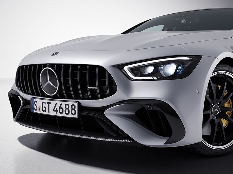 O vedere frontal-laterală a modelului Mercedes-AMG GT Coupé cu 4 uși cu pachet AMG Carbon exterior.