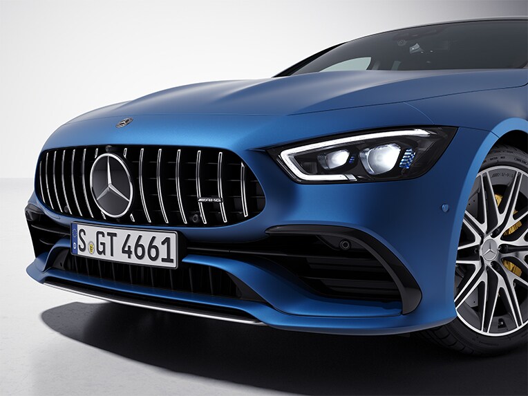 O vedere frontal-laterală a modelului Mercedes-AMG GT Coupé cu 4 uși cu pachet AMG crom exterior.