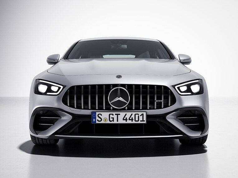 O vedere frontal-laterală a modelului Mercedes-AMG GT Coupé cu 4 uși cu pachet V8 Styling pentru exterior.