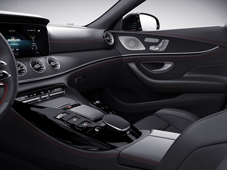 Elementele decorative AMG din carbon mat ale modelului Mercedes-AMG GT Coupé cu 4 uși.