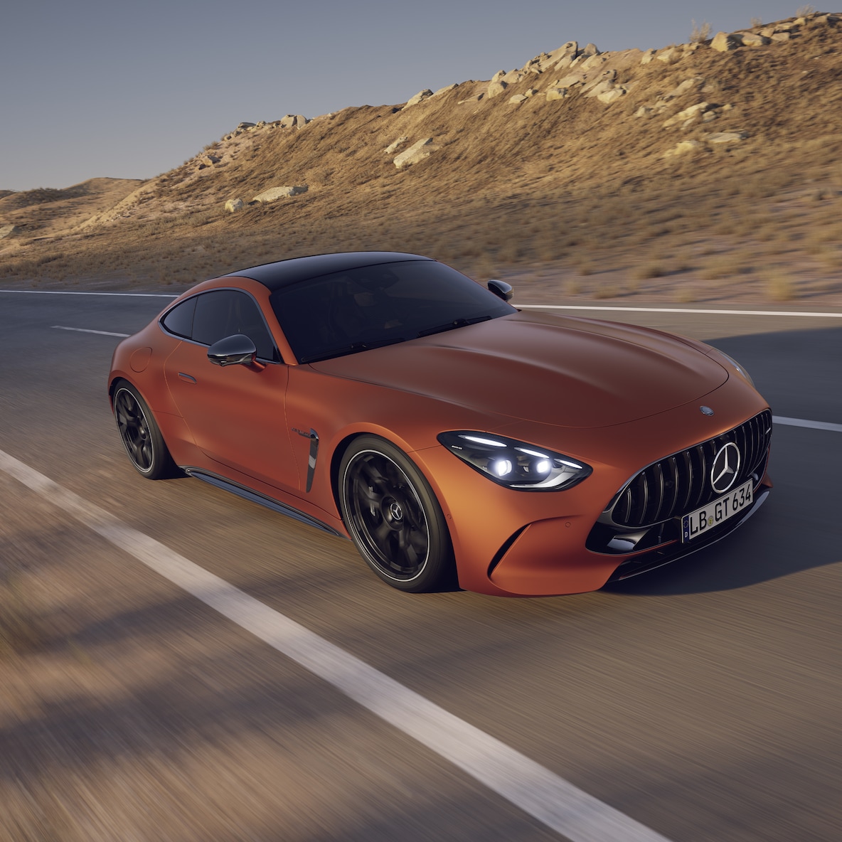 Perspectivă laterală a exteriorului modelului Mercedes-AMG GT 63 S E PERFORMANCE Coupé.