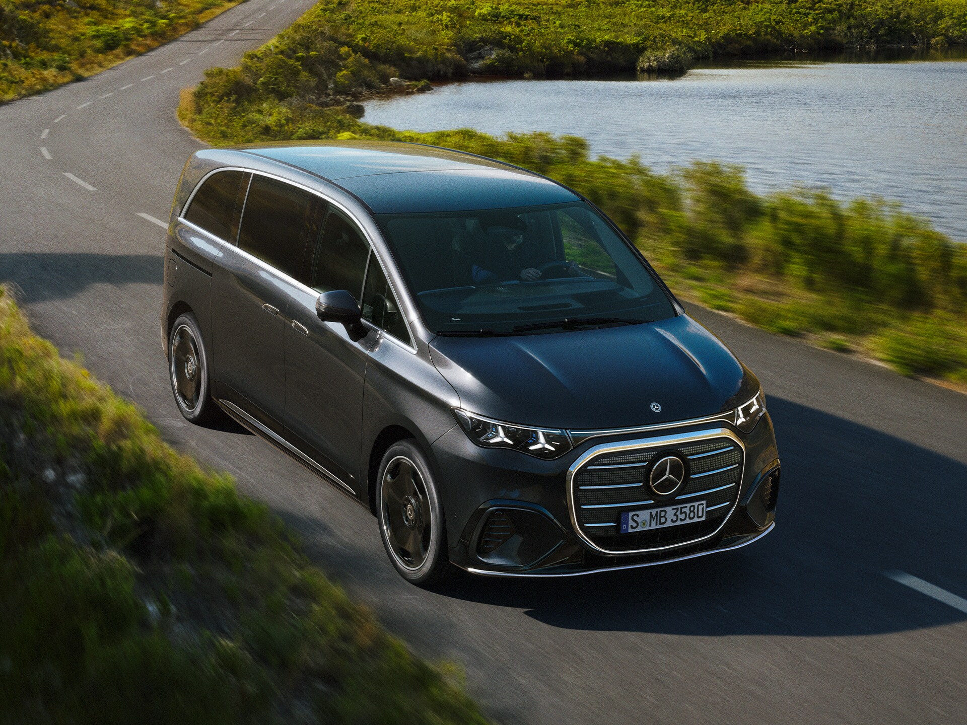 Noul model Mercedes-Benz VLE pe un drum șerpuit, lângă un lac.