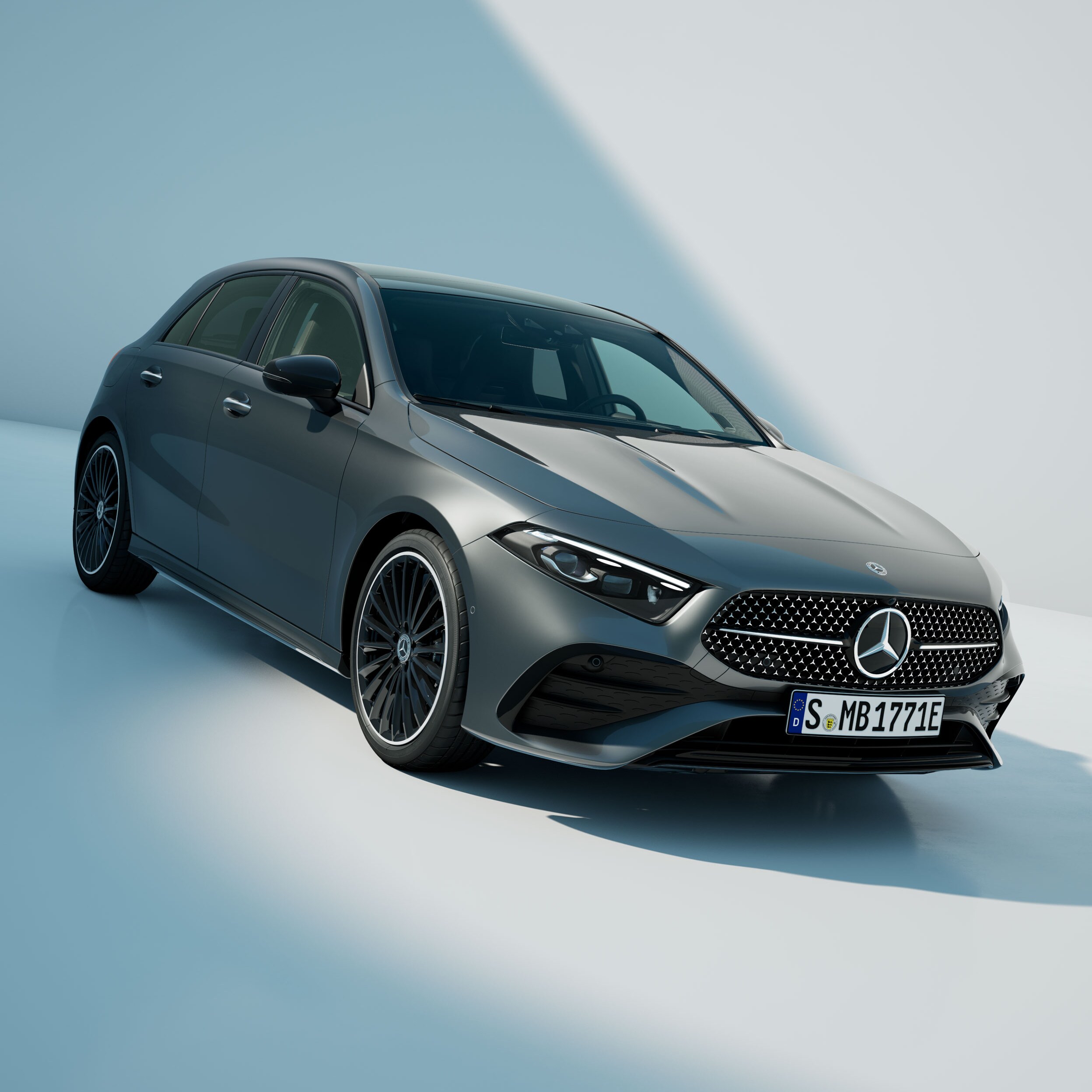 Noul model Mercedes-Benz limuzină compactă Clasa A dintr-o perspectivă frontal-laterală.