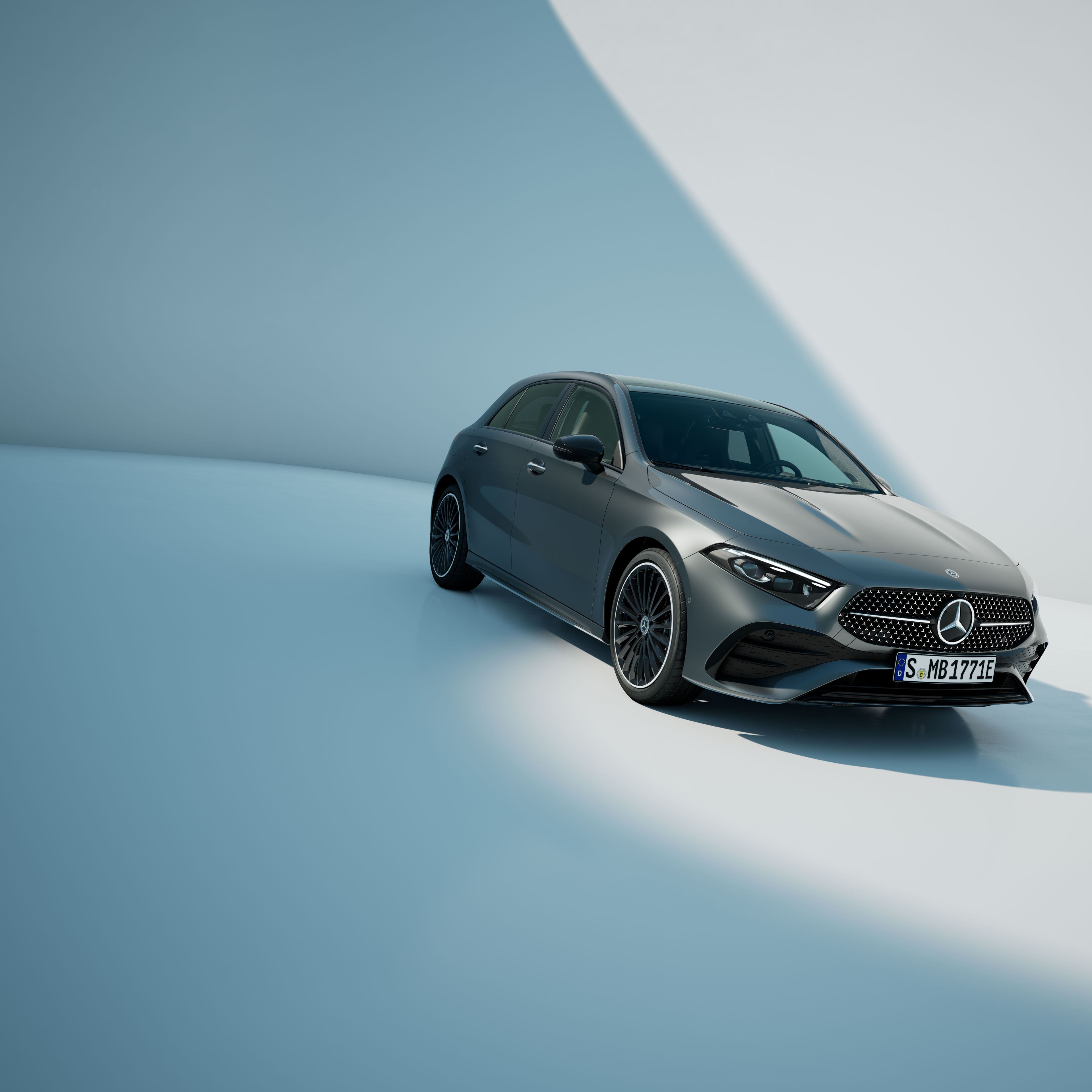 Modelul limuzină compactă Clasa A | Autovehicule compacte | Mercedes-Benz Noul model Mercedes-Benz limuzină compactă Clasa A dintr-o perspectivă frontal-laterală.