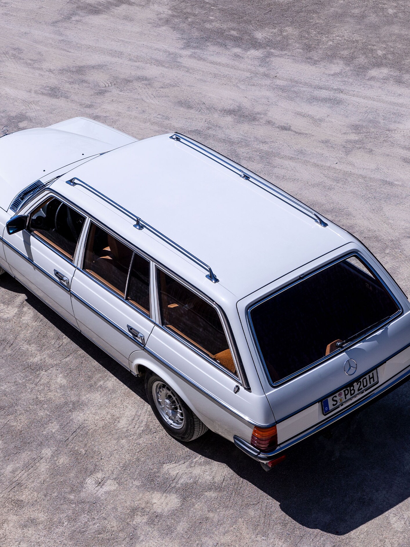 Un model Mercedes-Benz dintr-o perspectivă de sus.