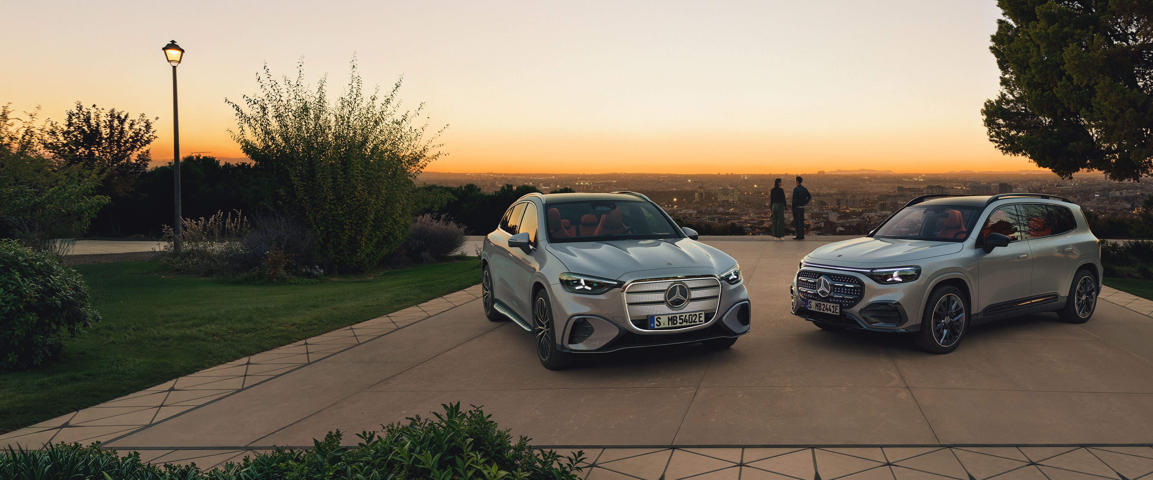Vedere laterală din față a noului Mercedes-Benz GLC.