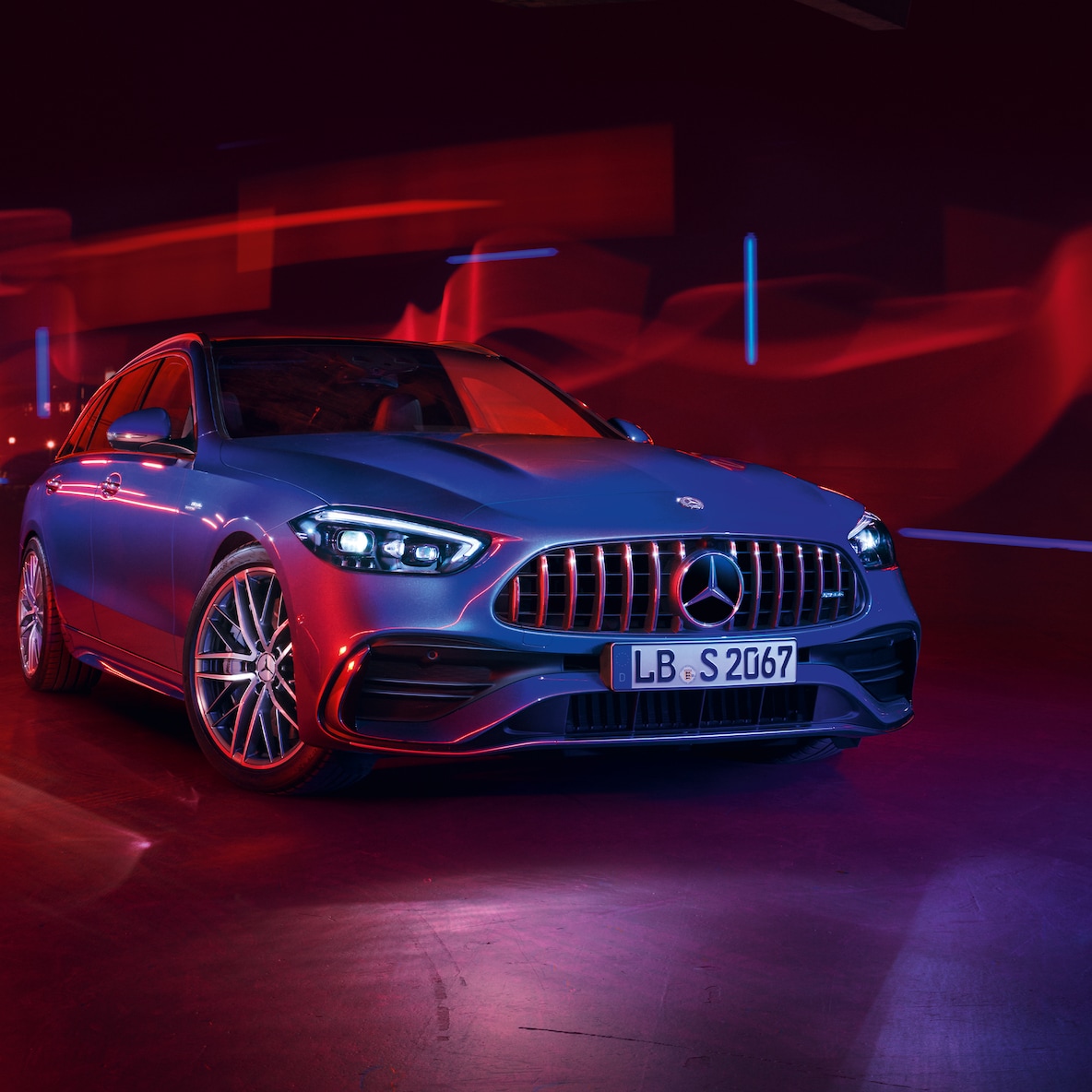 Modelul Mercedes-AMG C 43 dintr-o perspectivă frontală.