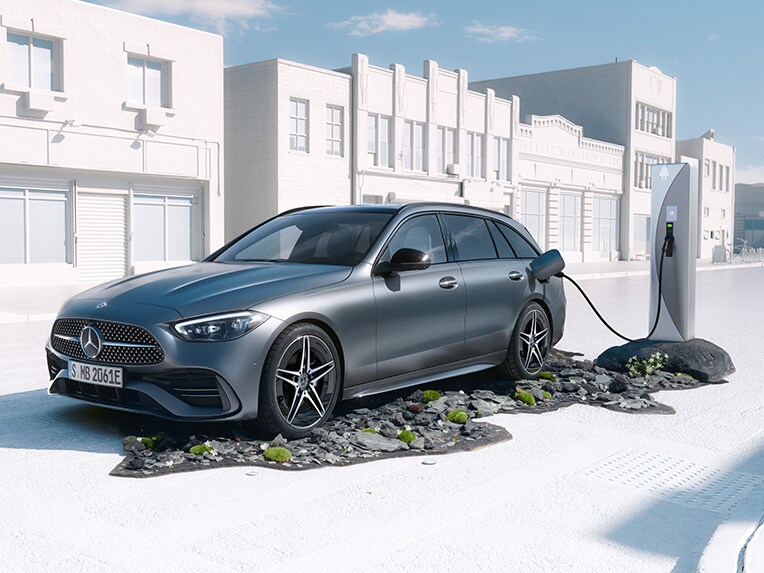 Mercedes-Benz Clasa C model T hibrid plug-in în timpul încărcării la o stație de încărcare publică.